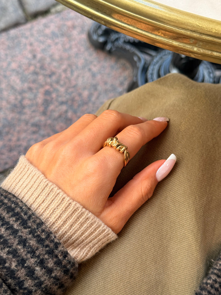 Violet Knot Ring - Gold Plated